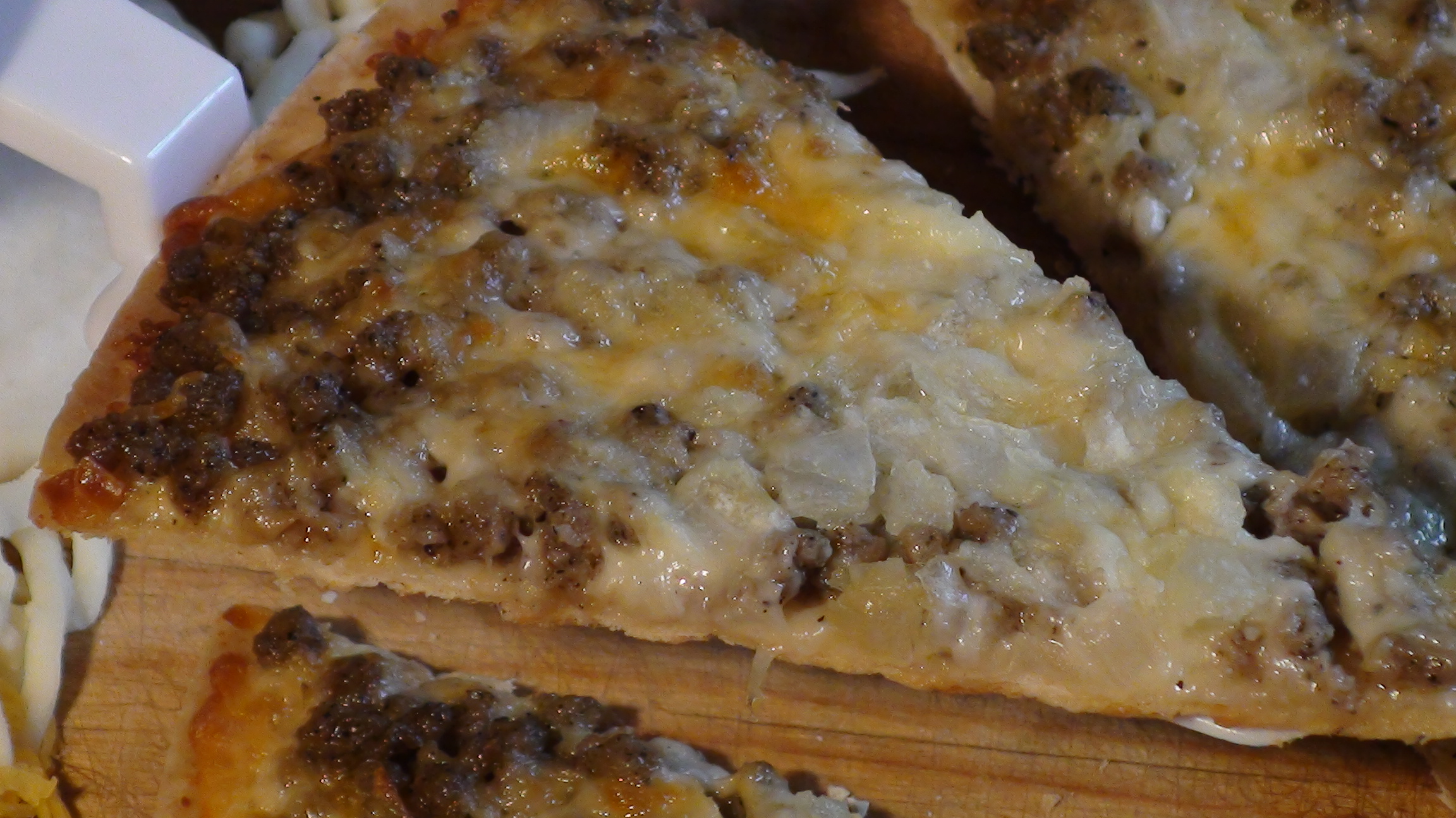 12" White Sauce Pizza w/Sausage & Onion New York Style Thin Crust